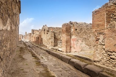 Pompei ruins: döşeli cadde. Yanardağ Vesuvius, İtalya patlama tarafından tahrip antik Pompei kenti kalıntıları