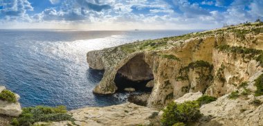 Mavi Mağara, Malta. Doğal taş kemer ve deniz mağaraları.