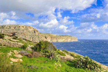 Kayalıklardan yakınındaki Mavi Mağara, Malta