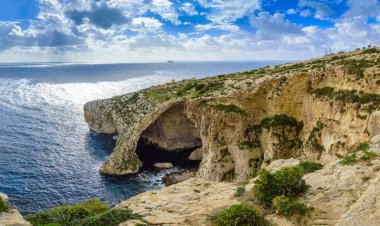 Mavi Mağara, Malta. Doğal taş kemer ve deniz mağaraları.