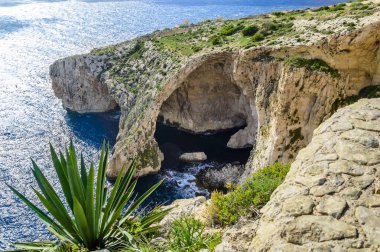 Mavi Mağara, Malta. Doğal taş kemer ve deniz mağaraları.