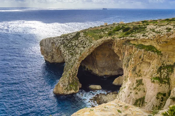 Mavi Mağara, Malta. Doğal taş kemer ve deniz mağaraları.