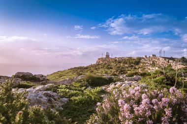 Dingli Cliffs ve Havacılık radar romatic mor tonda Dingli, Malta yakın: