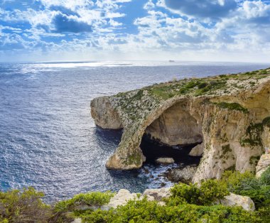 Mavi Mağara, Malta. Doğal taş kemer ve deniz mağaraları.