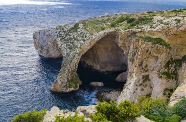 Mavi Mağara, Malta. Doğal taş kemer ve deniz mağaraları.