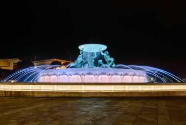 Valletta 'da Triton Çeşmesi, geceleri renkli aydınlatma ile Malta