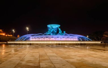 Valletta 'da Triton Çeşmesi, geceleri renkli aydınlatma ile Malta