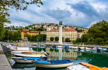 Rijeka, Hırvatistan: Kurtuluş Anıtı ile Rjecina nehri, tekneler ve şehir ve Trsat kale manzarası