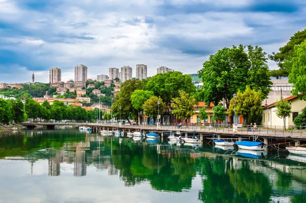 Rijeka, Croatia: Rjecina river in the city center with boats and view over the city — Stock Photo, Image