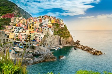 Manarola, Cinque Terre - Cinque Terre Milli Parkı'nda deniz üzerinde kayalık renkli evler ile romantik köy
