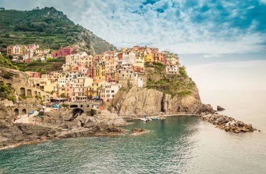 Manarola, Cinque Terre - Cinque Terre Milli Parkı'nda deniz üzerinde kayalık renkli evler ile romantik köy