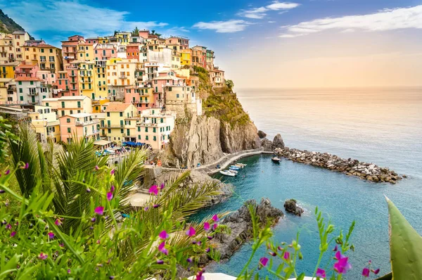 Manarola, Cinque Terre-romantisch dorp met kleurrijke huizen op klif over zee in Cinque Terre National Park — Stockfoto