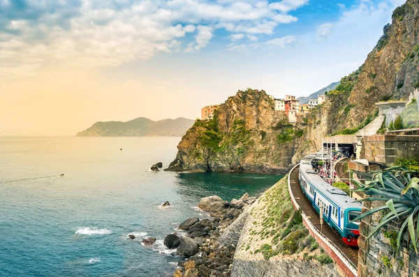 Manarola, Cinque Terre-vasútállomás a híres faluban, színes házak a sziklán a tenger felett a Cinque Terre — Stock Fotó