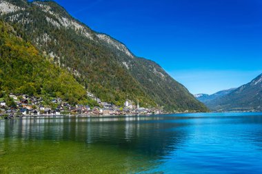 Hallstatt, Avusturya. Alp gölü Hallstatter popüler şehir sonbaharda Avusturya Alpleri dağlarında bakın