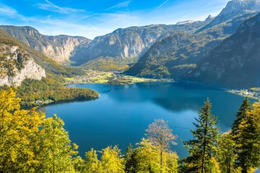 Hallstatt, Avusturya. Sonbaharda Avusturya Alpleri'nde göl ve dağlar bakın Hallstatter havadan görünümü