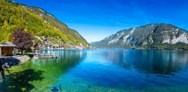 Hallstatt, Avusturya. Alp gölü Hallstatter popüler şehir sonbaharda Avusturya Alpleri dağlarında bakın