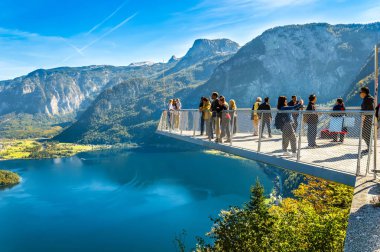 Hallstatt, Avusturya. Turistler fotoğraf çekmek ve Alpler manzarasının keyfini çıkarın 