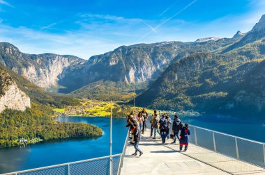 Hallstatt, Avusturya. Turistler fotoğraf çekmek ve Alpler manzarasının keyfini çıkarın 