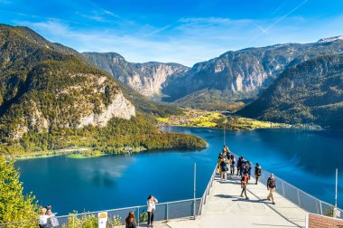 Hallstatt, Avusturya. Turistler fotoğraf çekmek ve Alpler manzarasının keyfini çıkarın 