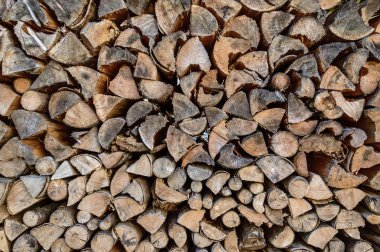 Biçilmiş ağaç kütükleri yığını. Odun kütükleri yığılmış yığın. Kereste endüstrisi. Ahşap arka plan