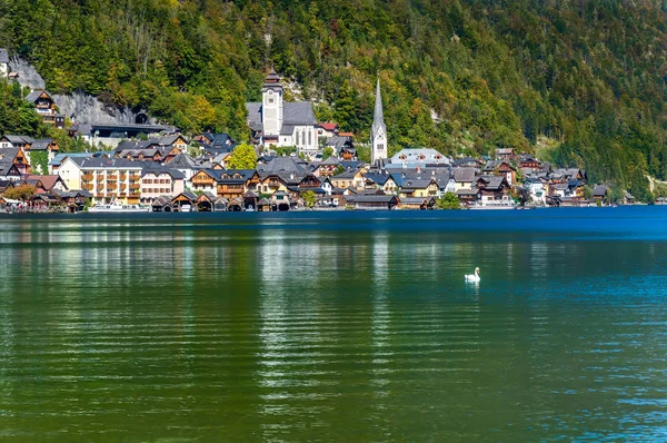 Hallstatt, Österrike. Populär stad på Alpine Lake Hallstatter se i österrikiska Alperna Mountains i höst — Stockfoto