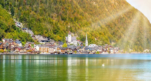 Hallstatt, Österrike. Populär stad på Alpine Lake Hallstatter se i österrikiska Alperna Mountains i höst — Stockfoto