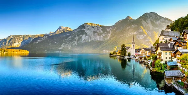 Hallstatt, Avusturya. Alp gölü Hallstatter üzerinde pitoresk kasaba Avusturya Alpleri dağlarında bakın. Sonbahar sezonu.