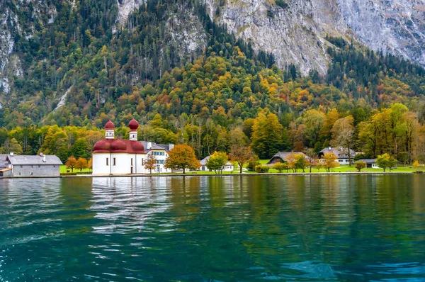 St. Bartholomews kyrka i Berchtesgaden nära Konigsee-sjön, Bayern, Tyskland — Stockfoto