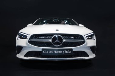 Iaa 2019'da beyaz Mercedes-Benz Cla 200 Çekim Freni ön görünümü
