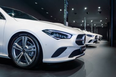 Iaa 2019'da beyaz Mercedes-Benz Cla 200 Atış Frenli otomobillerin arka arkaya kapatılması