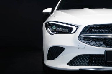 Iaa 2019'da beyaz Mercedes-Benz Cla 200 Çekim Freni yakın çekimi, ön görünüm