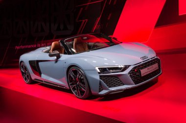 Yeni gri Audi R8 V10 performans quattro cabriolet araba Kırmızı arka plan karşı Iaa 2019 sunulan