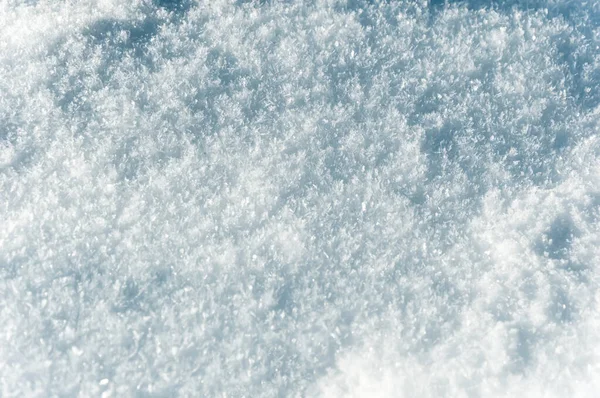 Fondo de invierno: primer plano de nieve esponjosa con textura visible de copo de nieve —  Fotos de Stock