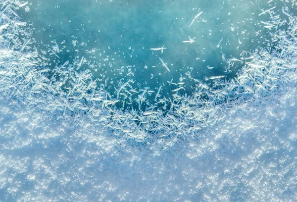 冬季背景：结冰和下雪的特写 — 图库照片