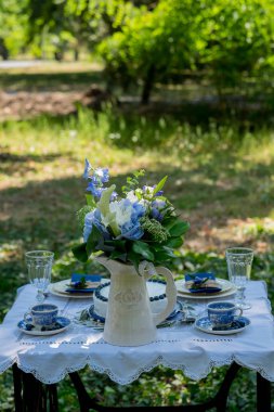 Blackberry ve yaban mersini ile dekore edilmiş erkek mavi kremalı pasta.