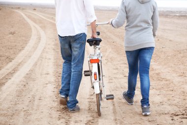 Okyanusta vakit aşıklar çifti. Adam ve kız bir bisiklet sürmek