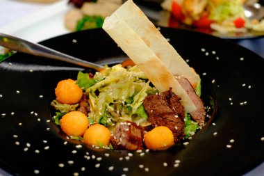 Fırın köfte beton beyaz zemin üzerine pastırma ile pişmiş.