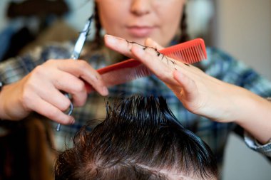 Saç ve sakal Berber Dükkanı'nın adamlarından usta keser