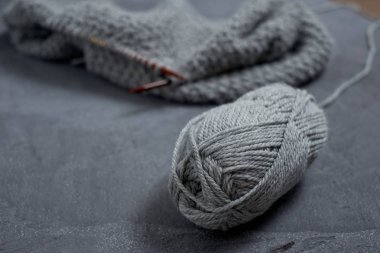 Örgü ören ellerin yakın çekimi.