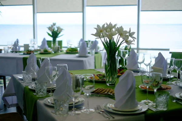 Hermosas flores en la mesa en el día de la boda Fotos De Stock