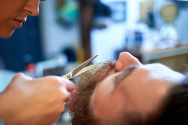 Saç ve sakal Berber Dükkanı'nın adamlarından usta keser