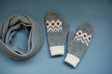 Deniz kızı eşarp jakar desen gri bir arka plan ile gri örgü