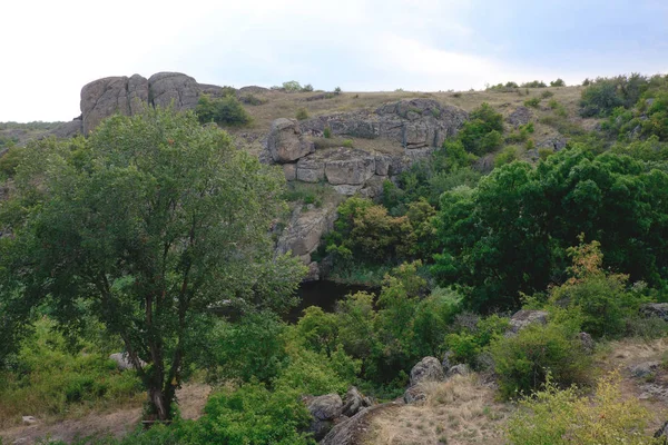 Yaz manzara, kaya ve su