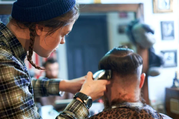 Master cuts hair and beard of men in the barbershop — Stock Photo, Image
