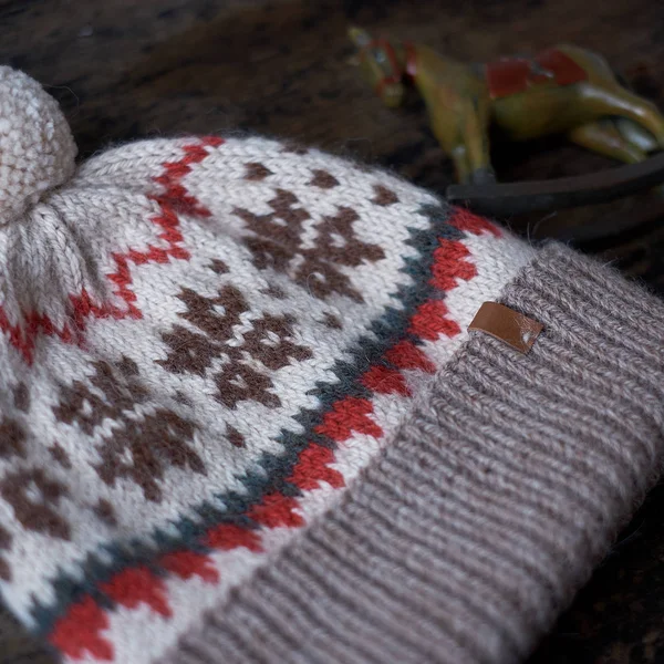 灰色の背景にジャカード パターンと biege さんの冬の帽子 — ストック写真
