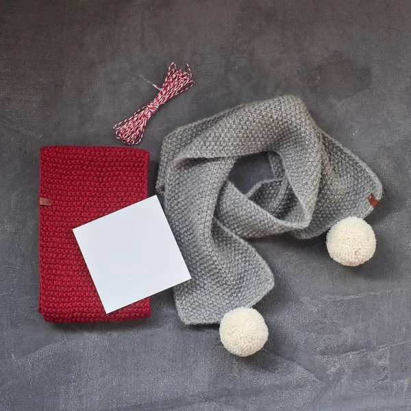 Bufanda de punto de invierno gris y rojo snood sobre un fondo gris —  Fotos de Stock