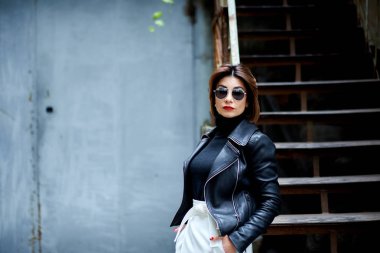 moda gözlük ve siyah deri ceket açık moda model