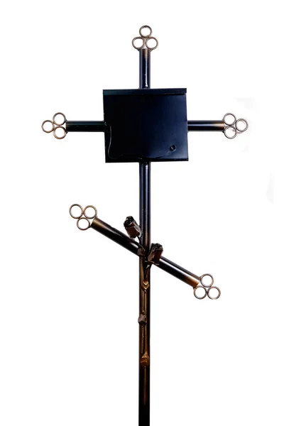 Altes christliches Kreuz aus Metall isoliert — Stockfoto