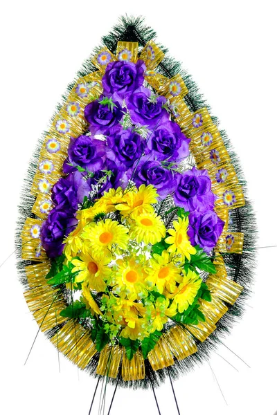 Corona colorida arreglo floral para funerales aislados —  Fotos de Stock