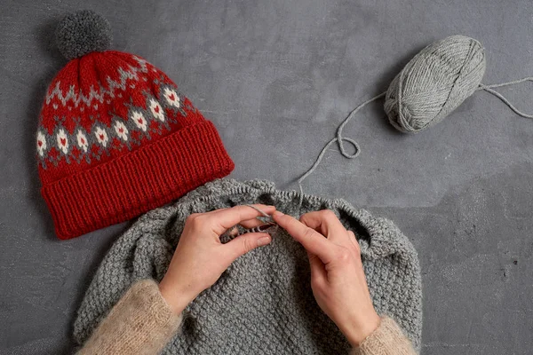 Primo piano del lavoro a maglia delle mani. — Foto Stock